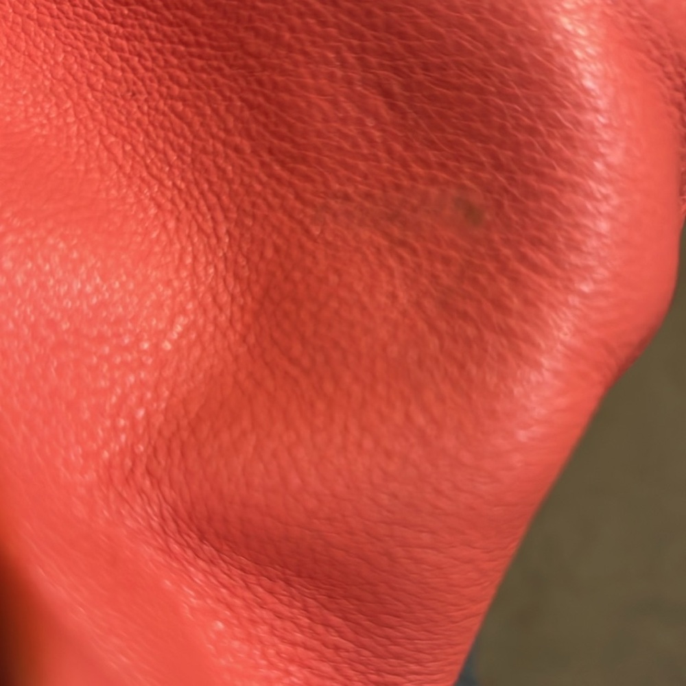 Elegant Marc Jacobs Coral Leather Shoulder Bag - Picture 13 of 13
